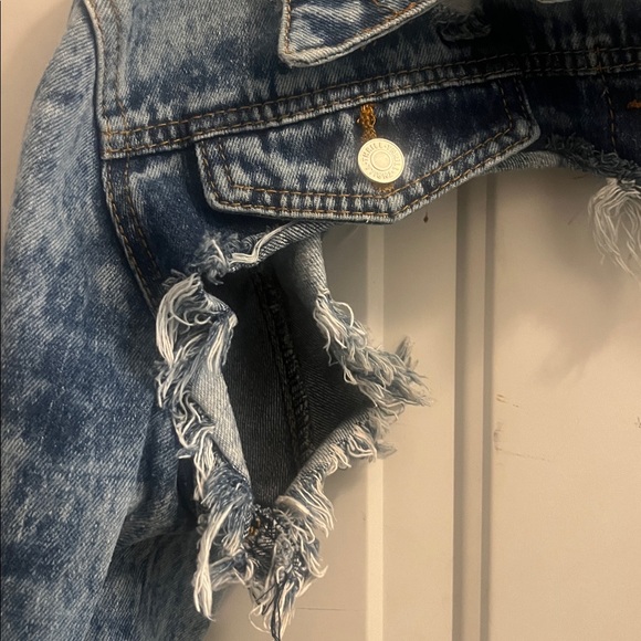 Destroyed Cropped Denim Jacket - Picture 4 of 16